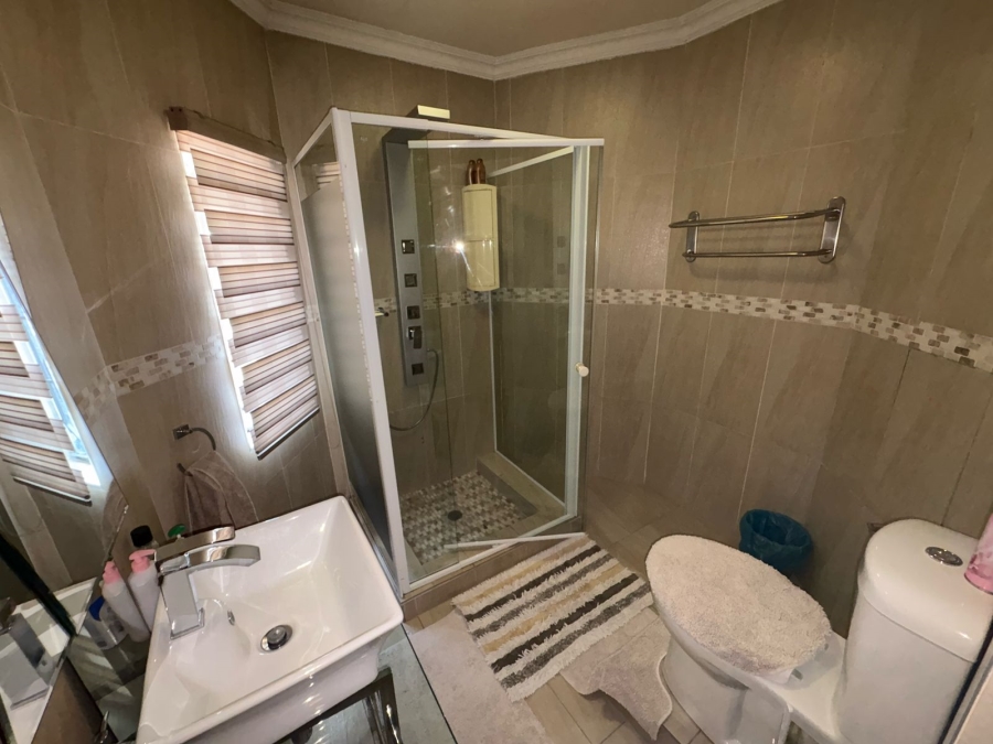 5 Bedroom Property for Sale in Zinniaville North West